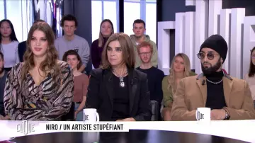 The black bonnet worn by Niro in the show's Clique November 29, 2019