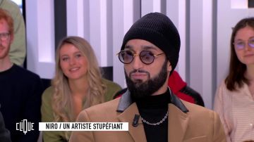 Le blazer camel à col en cuir porté par Niro dans l'émission Clique du 29 novembre 2019