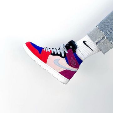 Jordan 1 Retro High Aleali May Court Lux portée par little_laces  sur le compte Instagram de @little_laces 