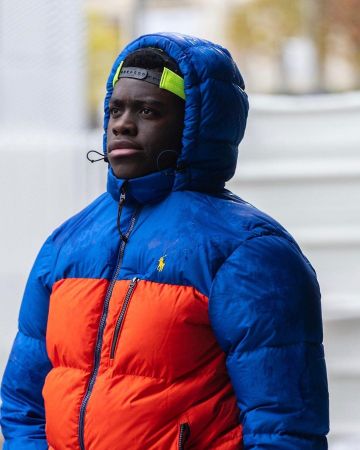 Chaqueta de plumón naranja y azul Polo Ralph Lauren en la cuenta de Instagram de @brvmsoo_ladeb