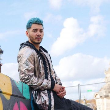 La veste chromée  porté par okan sostyle   sur le compte Instagram de @sostyle_off 