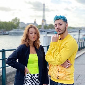 Le sweat jaune avec poche  porté par okan sostyle   sur le compte Instagram de @sostyle_off 