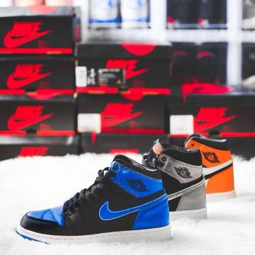 Jordan 1 Retro Satin "Royal" portée par little_laces  sur le compte Instagram de @little_laces 