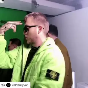 Les lunettes noires portées par Vald sur le compte Instagram de @tunisianofficiel