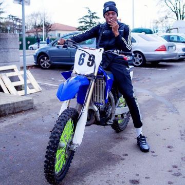 Sock account on the Instagram of @zeguerreofficiel