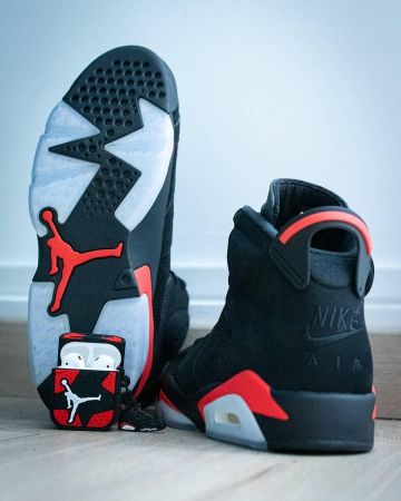 Jordan 6 Retro Black Varsity Red (2010) sur le compte Instagram de @la_sneakerie_