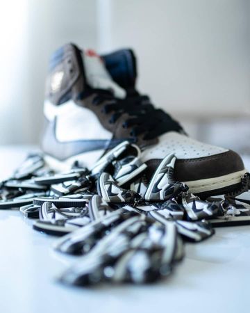 Jordan 1 Retro High Travis Scott sur le compte Instagram de @la_sneakerie_
