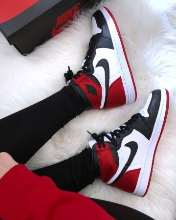 Jordan 1 Retro High Satin Black Toe (W) sur le compte Instagram de @celouuuuuuuu