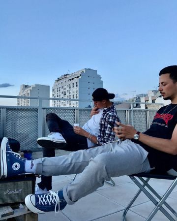 Les sneakers Converse Chuck Taylor bleu portées par Elyo sur le compte Instagram de @elyo_vision