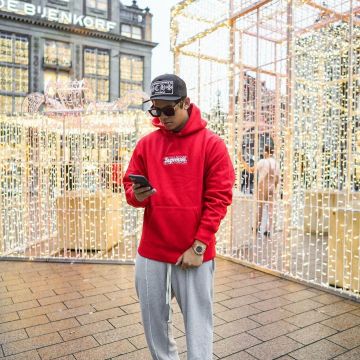 Sweat supreme porté par aripetrou   sur le compte Instagram de @aripetrou 