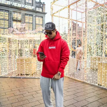 Sweat supreme porté par aripetrou   sur le compte Instagram de @aripetrou 