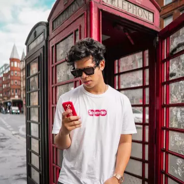 T-shirt supreme porté par aripetrou   sur le compte Instagram de @aripetrou 