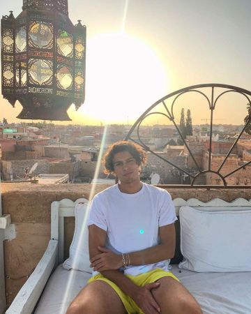 Le short de bain jaune porté par Georgio sur le compte Instagram de @georgioxv3