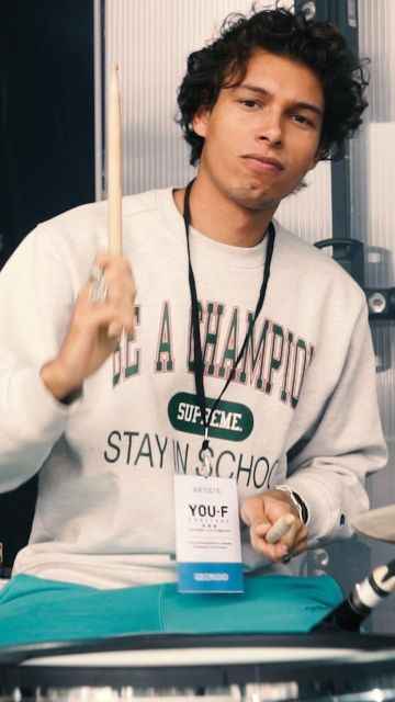 Le pull Supreme x Champion "Stay in school" gris porté par Georgio sur le compte Instagram de @georgioxv3