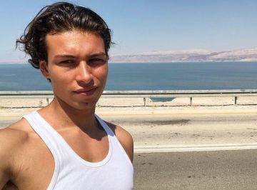 Le marcel blanc porté par Georgio sur le compte Instagram de @georgioxv3