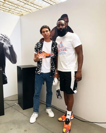 Les chaussettes Adidas blanches portées par James Harden sur le compte Instagram de @georgioxv3