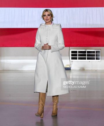 Abrigo de lana Gucci Knot Button usado por Ivanka Trump Saliendo a Mar-a-Lago 20 de diciembre de 2019