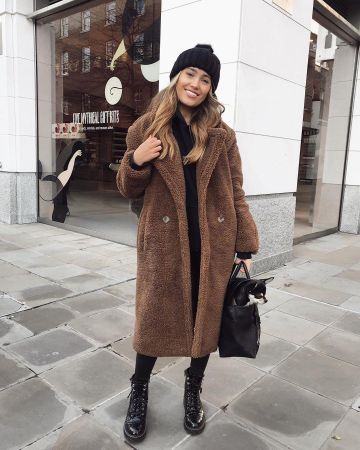 Tricoté à pompon chapeau Noir de Kate Hutchins sur l'Instagram account @kateehutchins