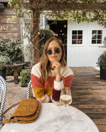 Bolso Baguette efecto serpiente mango de Charlotte Bridgeman en la cuenta de Instagram @charlottebridgeman