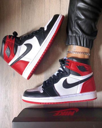 Jordan 1 Retro High Satin Black Toe (W) sur le compte Instagram de @celouuuuuuuu