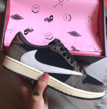 Jordan 1 Retro Low OG SP Travis Scott en la cuenta de Instagram de @celouuuuuuuu
