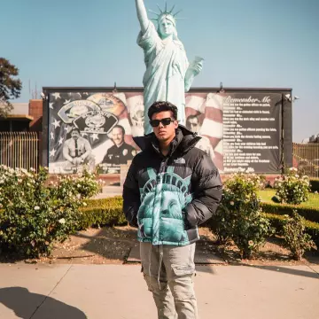 Doudoune supreme tnf porté par aripetrou  sur le compte Instagram de @aripetrou 