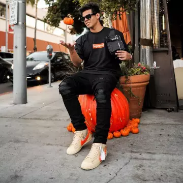 Chaussure Nike Off White  porté par aripetrou   sur le compte Instagram de @aripetrou 