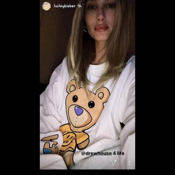 Blanc cassé Théodore LS Tee porté par Hailey Baldwin Instagram le 19 décembre 2019