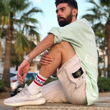 La paire de sneakers yeezy 350  porté par serge   sur le compte Instagram de @sostyle_off 