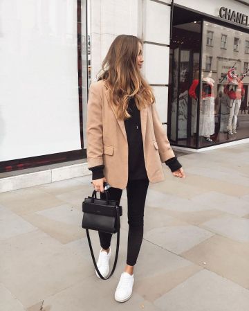 Camel blaz­er of Kate Hutchins on the Instagram account @kateehutchins