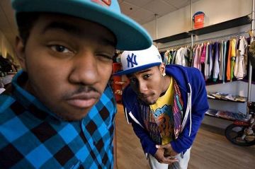 La camisa azul a cuadros usada por Chuck Inglish en la cuenta de Instagram de @thecoolxkids