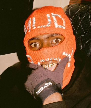 El guante supremo negro usado por Sheck Wes en la cuenta de Instagram de @sheckwes