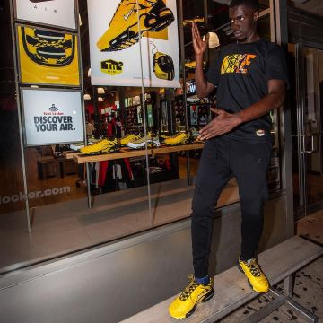 Las zapatillas amarillas y negras que lleva Sheck Wes en la cuenta de Instagram de @sheckwes
