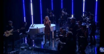 Saint Laurent Betty Plate-forme Pompes de Dua Lipa sur l'Instagram account @dualipa 20 décembre 2019