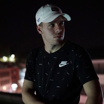 Nike - Club - T-shirt - navy Blue AR4997-410 | ASOS account on the Instagram of @valentinospampinatofanpage