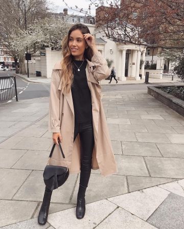 Black Leg­gings of Kate Hutchins on the Instagram account @kateehutchins