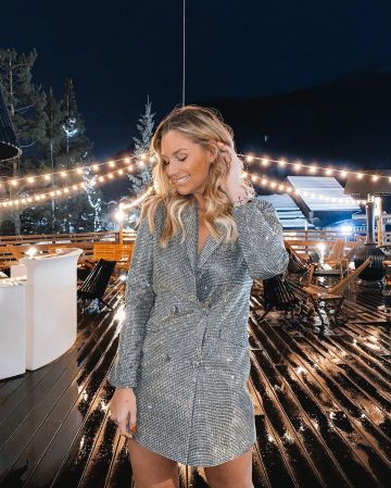 Blazer de lentejuelas plateadas de Aurelie Van Daelen en la cuenta de Instagram de @aurelievandaelen