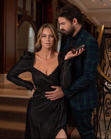 Vestido corto con mangas hinchadas negras de Aurélie Van Daelen en la cuenta de Instagram de @aurelievandaelen