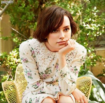 Miu Miu Floral Midi Dress usado por Daisy Ridley en la cuenta de Instagram @ridleydailys