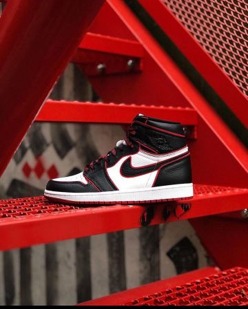Jordan 1 Retro High Bloodline en la cuenta de Instagram de @jordan1sonly