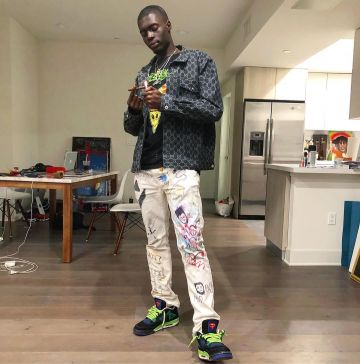 Las zapatillas superman negras y verdes que lleva Sheck Wes en la cuenta de Instagram de @sheckwes