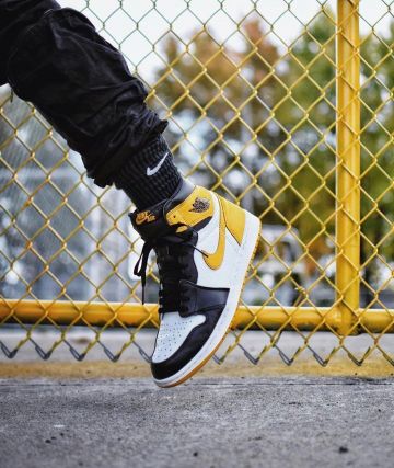 Jordan 1 Retro High Yellow Ochre en la cuenta de Instagram de @jordan1sonly