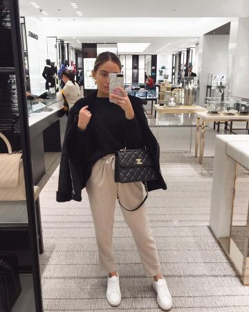 Leather jack­et black of Kate Hutchins on the Instagram account @kateehutchins