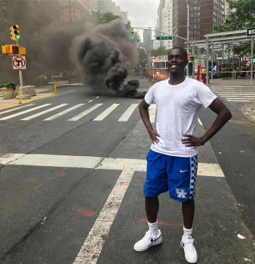 Los pantalones cortos nike a cuadros azules y blancos del Reino Unido usados por Sheck Wes en la cuenta de Instagram de @sheckwes