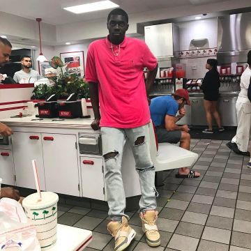 Las zapatillas doradas con arañazos que lució Sheck Wes en la cuenta de Instagram de @sheckwes