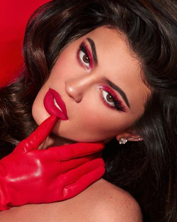 Los guantes de cuero rojo que lleva Kylie Jenner en la cuenta de Instagram de @kyliejenner