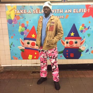 Las zapatillas negras yeezy usadas por Sheck Wes en la cuenta de Instagram de @sheckwes