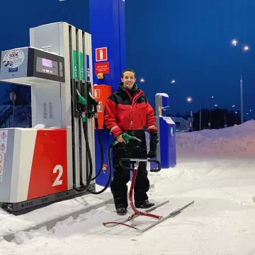 Ski gloves black worn by Tibo InShape on the account Instagram of @tiboinshape