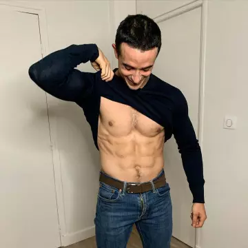 The brown belt suede worn by Tibo InShape on the account Instagram of @tiboinshape