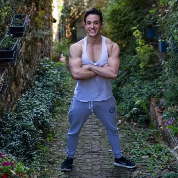 The tank top solid gray worn by Tibo InShape on the account Instagram of @tiboinshape